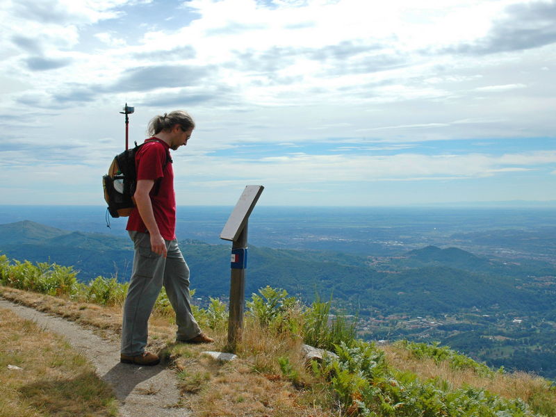 Federico Carli Giori durante il rilievo GPS della rete sentieristica biellese: si noti l’antenna bluetooth in cima al bastoncino, collegata a un computer palmare. All’epoca non usavamo ancora i GPS Garmin