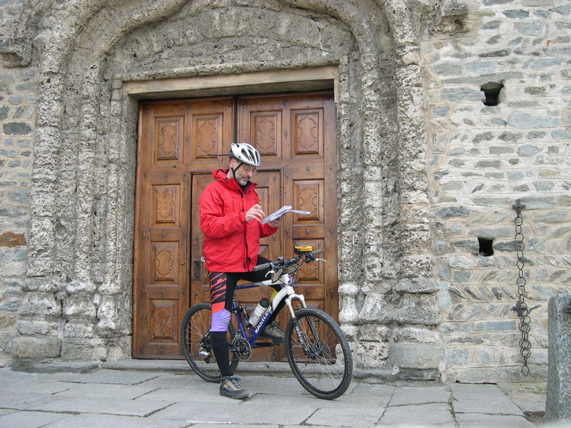 Alberto Conte durante il rilievo GPS della Via Francigena nell’inverno 2006